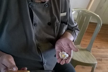 Coenie Wessels van Gansbaai Superspar is duidelik besig om te wys hoe hy die Suikerkunskursus geniet